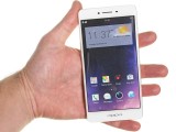 The Oppo R7s held in hand - Oppo R7s review