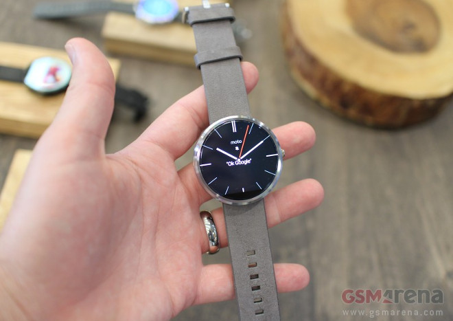 LG G Watch R arrives at T Mobile on November 19 Moto 360 available now