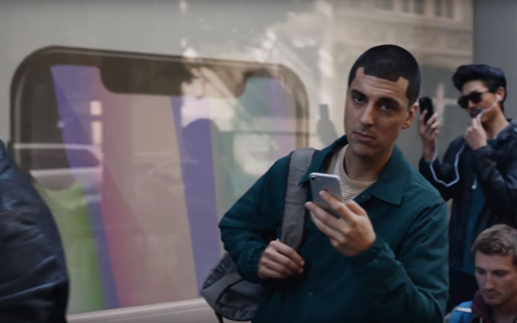 沒手寫筆、沒無線充電、不能外加記憶卡：Samsung 新廣告嘲諷 iPhone 玩家一直落後！ 1