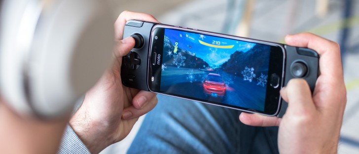 https://cdn.gsmarena.com/imgroot/news/18/01/motorola-gamepad-moto-mod/-728x314/gsmarena_000.jpg