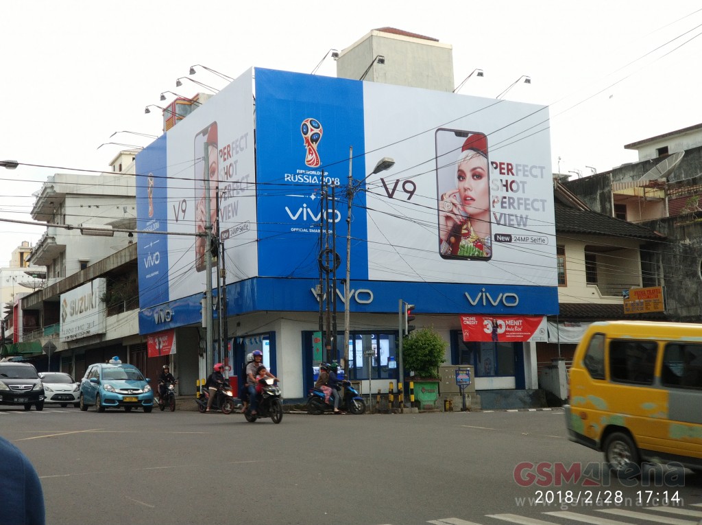 又見劉海屏：未發布 vivo V9 廣告牌惊現于印尼街道上；配置 2400 萬像素自拍鏡頭！ 1