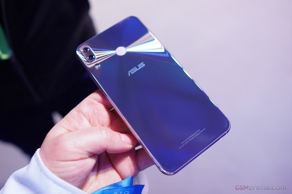 Asus Zenfone 5 And 5z Have Smaller Notches Than The Fruit Phone X Gsmarena Com News