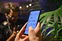 Same P-OLED as the LG V30 - Google Pixel 2 hands-on review
