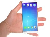 Oppo F5 in the hand - Oppo F5 review