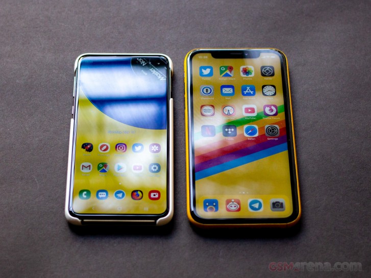 Samsung Galaxy S10e vs. iPhone XR review