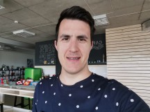 Normal selfies - f/2.0, ISO 200, 1/50s - Honor 20 Pro review