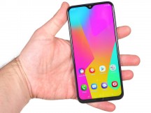 M20 in the hand - Samsung Galaxy M20 review