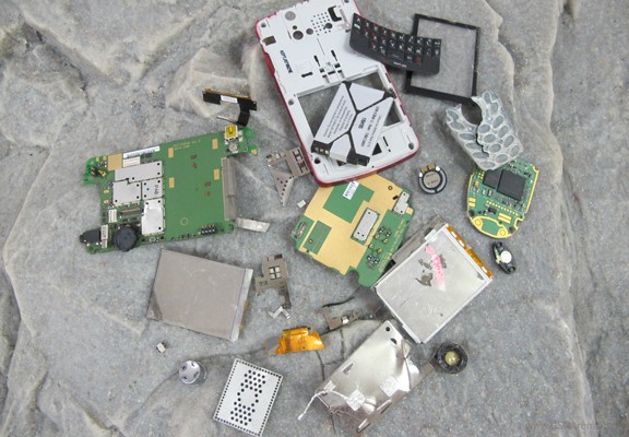 Survive in the wilderness by dismantling your mobile phone